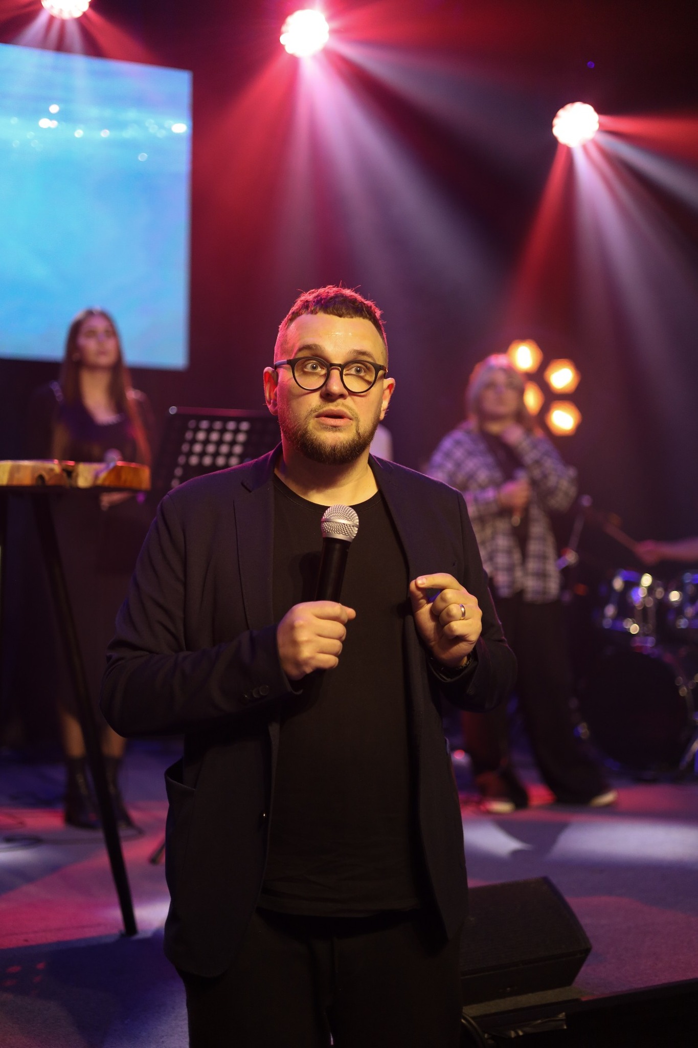 pastor serhii głoszący kazanie